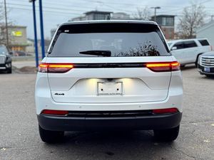 Jeep Grand Cherokee Altitude 4WD 2024 d'occasion, blanc propre, conduite à gauche, sièges chauffants, sièges en cuir, boîte automatique, jantes en alliage - Product Image 4