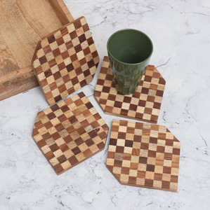 Juego de cuatro posavasos de madera de forma única con un patrón clásico a cuadros, añadiendo un toque de encanto rústico, a precios de fábrica. - Product Image 4
