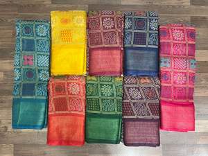 Saree ผ้าฝ้ายที่มีคุณภาพที่ดีที่สุดผ้านุ่มสไตล์ทันสมัยพิมพ์ Saree กับเสื้อน้ำหนักงานแต่งงานปาร์ตี้และ Diwali ที่เหมาะสม - Product Image 3