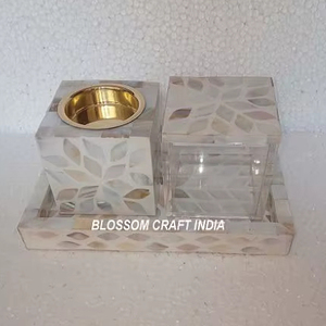 Bandeja de madera con incrustaciones de madreperla hecha a mano de alta calidad con quemador de incienso de sándalo Bakhoor y caja tapón de anís estrellado - Product Image 1