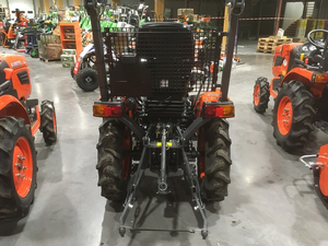 Meilleur tracteur de jardin diesel Kubota 2025 pour B1121 D 4x4 avec boîte de vitesses pour labourer de petits terrains, couper l'herbe et transporter des charges - Product Image 4