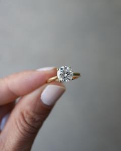 Bague solitaire en CZ taille ronde 7 mm plaquée or jaune, bijoux de fiançailles et de mariage pour femmes, design minimaliste classique, vente en gros d'usine - Product Image 5