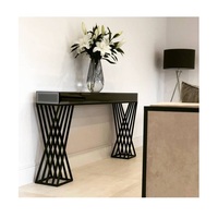 Table console contemporaine avec plateau en bois massif et cadre géométrique en métal doré, idéale pour l'entrée, le couloir, le salon, décoration