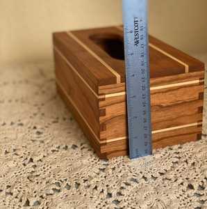 Distributeur de mouchoirs en bois fabriqués à la main - Product Image 1