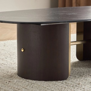 Table cylindrique ronde élégante en or conçue pour les chambres à coucher et les coins décoratifs avec un attrait intemporel - Product Image 2