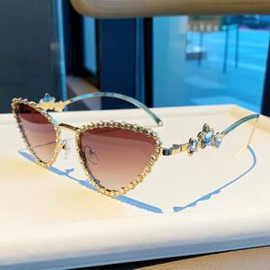 Gafas de sol de metal y cristal complementan la joyería atrevida y los accesorios de fiesta, ofreciendo un look refinado que nunca pasa de moda. - Product Image 5