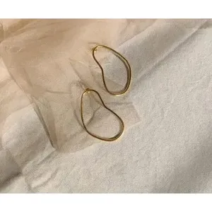 Boucles d'oreilles pendantes en laiton plaqué or faites à la main avec des accents de perles et de diamants pour l'anniversaire des femmes - Product Image 1