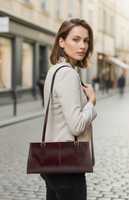 Sac fourre-tout tendance Y2K minimaliste vintage années 90 en cuir véritable bordeaux pour femme avec deux fermetures éclair et bandoulière réglable