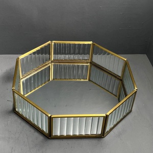 Bandeja decorativa hecha con latón y espejo/vidrio, utilizada para decoración del hogar, exhibición y almacenamiento. Proveedor de la India. - Product Image 1