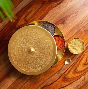 Boîte à épices artisanale en bois et en laiton à trois compartiments avec cuillère et plateau pour le rangement de la cuisine, ensemble de service pour les noix pour les maisons de luxe - Product Image 3