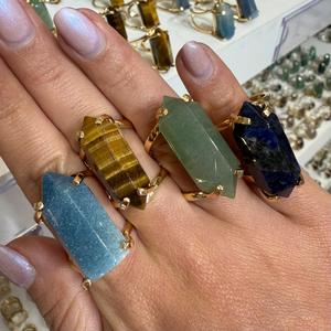 แหวนโค้งปรับขนาดได้ ประดับด้วยควอตซ์หลากสี ดีไซน์น่ารักสไตล์ศาสนา ทำจากทองเหลือง - Product Image 1