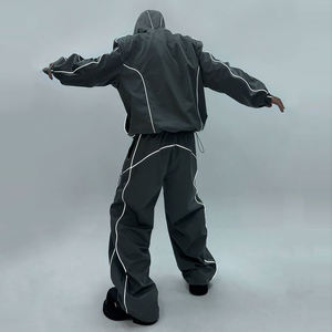 Ensemble survêtement en nylon personnalisé avec veste zippée oversize en polyester réfléchissant, imperméable et coupe-vent, et pantalon de jogging - Product Image 1