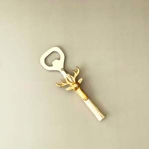 Ouvre-bouteille décoratif mural en forme de tête de cerf Casa Gold, élégant, accessoire de bar - Product Image 5