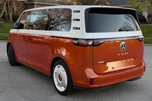 Volkswagen ID. Buzz 1ère édition 2025, état impeccable, moteur électrique unique de 282 ch, orange énergique et blanc bonbon - Product Image 2