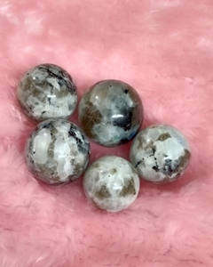 Pierres précieuses naturelles de qualité supérieure en gros, sphère de pierre de lune arc-en-ciel avec boule de cristal scintillante pour la guérison, l'ancrage et le Feng Shui - Product Image 3