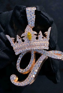 2pc Diamant Coupe Ronde ''T'' Couronne Initiale Pendentif Or Rose 14k Sur Style Hip Hop avec Pierre Principale Moissanite - Product Image 4