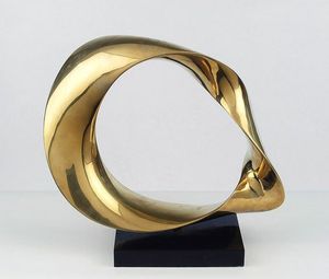 Escultura de metal decorativa de mesa única con patrones en espiral y brillo metálico, ideal para hoteles y restaurantes de espacios de oficina - Product Image 2