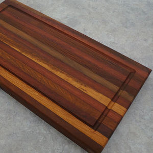 Tabla de cortar de madera natural mixta, diseño sólido y resistente con ranura para jugos, ideal para verduras y pan. - Product Image 1