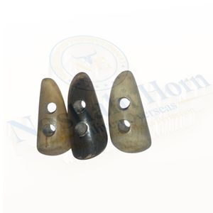 Botones de palanca de cuerno de búfalo con agujeros dobles ideales para accesorios de prendas y proyectos artesanales - Product Image 2