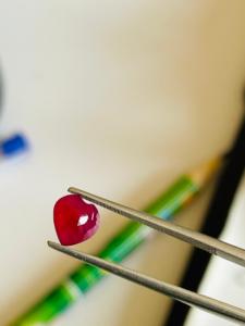 Rubis naturel non chauffé et non traité en belle forme de coeur 0.85cts parfait pour les bijoux disponibles à prix très raisonnable - Product Image 6