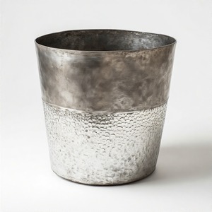 Pot en argent Aura réfléchissant avec conception de marteau classique pour des accents de table de concepteur ou des verts de balcon urbains fins - Product Image 5