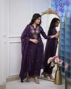 Ensemble Kurti en rayonne de designer indien pakistanais avec pantalon et dupatta pour les fêtes, les mariages, les occasions décontractées, le travail de bureau, les tenues formelles pour femmes - Product Image 5