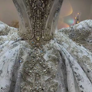 Robes de mariée pour femmes pour soirée, JJ126, style moderne et glamour, en dentelle florale bleue cristalline, avec de longues appliques - Product Image 6