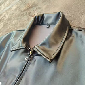 Chemise en cuir personnalisée avec poche avant et coupe ajustée, idéale pour les hommes élégants. - Product Image 3