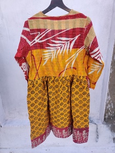 Veste réversible matelassée Kantha en coton vintage, col en V profond, boutonnée, longue robe Kantha en coton de longueur midi - Product Image 6