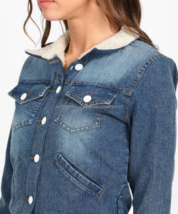 Chaqueta vaquera con cuello de piel para mujer, venta al por mayor y personalizada, nuevo estilo, manga larga, alta calidad, fabricación directa de fábrica - Product Image 2