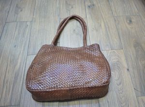 Bolso Tote de Cuero Genuino para Mujer con Cierre de Cremallera y Detalles Desgastados - Product Image 3