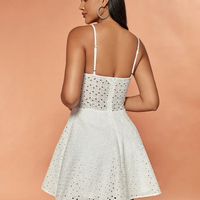 D & M Mini robe décontractée pour femme Sexy oeillet broderie Cami blanc sans manches avec taille naturelle teint uni et lavable