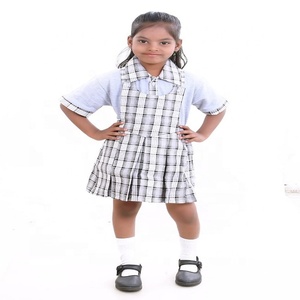 Vente en gros d'uniformes scolaires pour filles de haute qualité avec logo personnalisé T-shirt et salopette d'été en coton pour enfants - Product Image 3