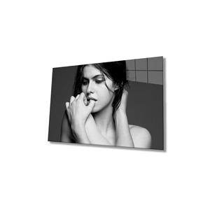 La gente in bianco e nero fotografa la pittura di vetro della donna