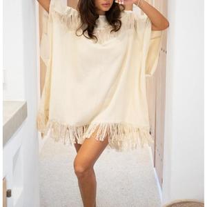 Robe poncho ample conçue pour les femmes modernes qui privilégient le confort, la polyvalence et la mode simple en provenance d'Inde - Product Image 1