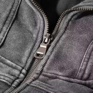 Sudadera con Capucha Corta Estilo Urbano, Personalizada, de Peso Pesado, Vintage, Lavada al Ácido, con Logotipo Serigrafiado, Diseño de Ninja Enmascarado y Cierre de Cremallera - Product Image 3