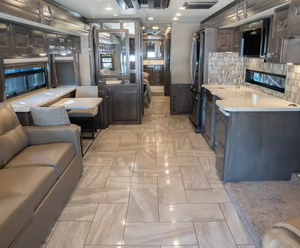 Autocaravana Usada 2025 2024 2026 Fleetwood American Tradition 42V, Remolque de Viaje - Product Image 2