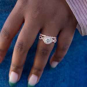 Anillo de Compromiso de Diseño de Lujo con Halo de Moissanita en Oro de 10K/14K/18K, Certificado GIA, Engaste de Bisel, Joyería de Diamante Ovalado, Banda Trenzada, Moderno - Product Image 5