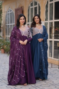 เสื้อคลุม Anarkali สำหรับการเฉลิมฉลองทางวัฒนธรรมและศาสนาที่มีคุณภาพสูง