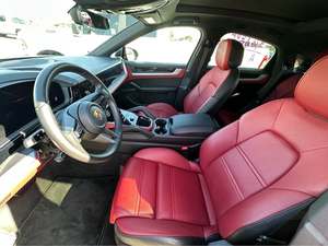Usado Clean 2024 Porsch-e cayenn-e coup-e Turbo Sport Utility 4D - Product Image 3