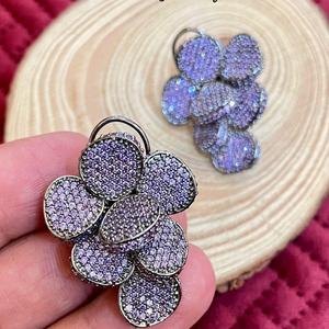 Superbes boucles d'oreilles CZ de créateur Magnifiques vêtements tendance pour femmes Idéal pour les tenues ethniques et occidentales Vêtements modernes - Product Image 1