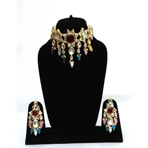 Parure de bijoux fins pour femme, collier ras-du-cou, boucles d'oreilles et Maang Tikka en alliage plaqué or, zircon, motif XOXO, couleur bordeaux - Product Image 1