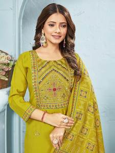 NOUVEAU PANTALON TOP LANCÉ ET DUPATTA AVEC TRAVAIL EN RELIEF EN 2 COULEURS DE JAUNE ET DE ROSE - Product Image 4