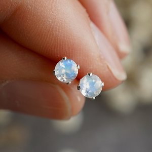 Boucles d'oreilles clous en pierre de lune arc-en-ciel, plaqué or 14 carats, argent sterling, bijoux en pierres précieuses, cadeau élégant pour femme, accessoire délicat - Product Image 3