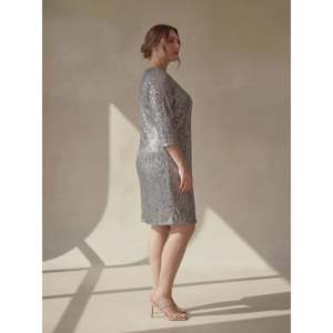Vestido de Noche Talla Grande con Lentejuelas Plateadas - Product Image 2