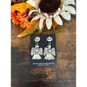 Boucles d'oreilles pendantes Navajo Thunderbird en coquillage rose, tiges en argent sterling - Product Image 1
