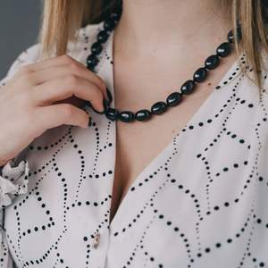 Collar de Shungita con 35 cuentas ovaladas pulidas de 0.51*0.35 pulgadas (13*9 mm) con cuentas negras con cierre de cadena, longitud del collar - Product Image 1