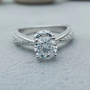 D'VINS JEWELS Anillo de compromiso Estilo clásico y Art Déco Forma Esmeralda VVS Lab Grown Moissanite y plata 925 para boda - Product Image 1