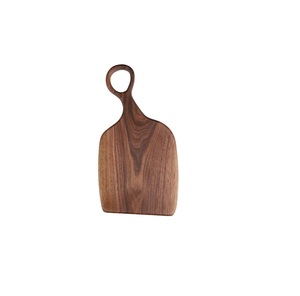 Tabla de cortar de color marrón claro Tabla de cortar elegante con mango y tabla de compras hecha a mano de madera - Product Image 1