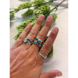 Anillo Artesanal Navajo, Coleccionable, con Incrustaciones de Piedras Variadas y Plata de Ley, Talla 10.25 - Product Image 2